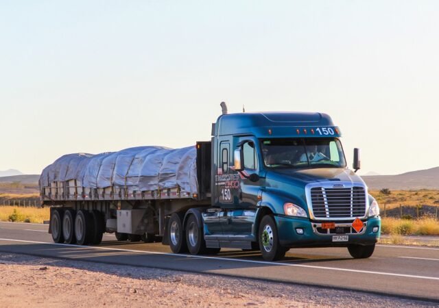 Atacama,,Chile,-,November,13,,2015:,Semi-trailer,Truck,Freightliner,Cascadia