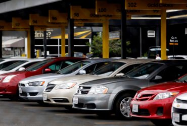 Hertz Global Holdings Inc. rental cars sit parked at the company's location at Los Angeles International Airport (LAX) in Los Angeles, California, U.S., on Friday, July 26, 2013. Hertz Global Holdings Inc. is scheduled to release earnings figures on July 29. Photographer: Patrick T. Fallon/Bloomberg via Getty Images